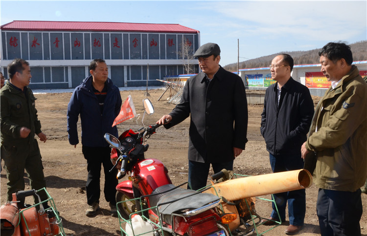 在綽源林業局青嶺林場，閆宏光了解基層一線防火工作情況，對嚴格遵守安全規程做出要求.JPG