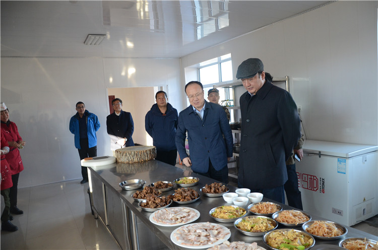 在綽源林業局梨子山林場，閆宏光走進撲火隊廚房了解隊員們伙食情況，強調要保障好隊員們的生活，讓大家全身心投入到工作中.JPG