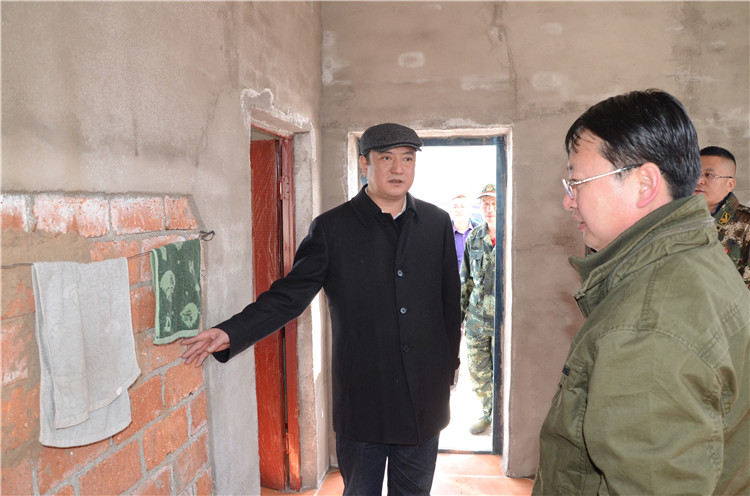 閆宏光十分關心瞭望員的工作生活條件，在綽爾林業局503瞭望塔，現場查看新建塔房情況.JPG