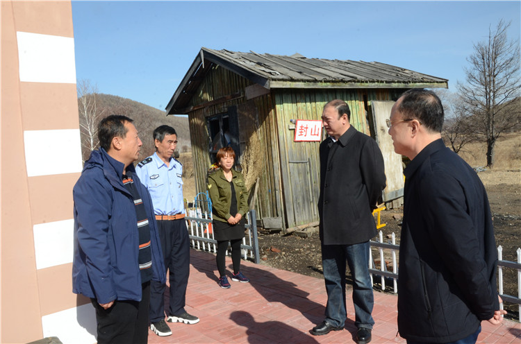 在綽源林業局三岔線管護站，閆宏光在檢查防火工作的同時，還詳細了解了“夫妻管護站”運行情況.JPG