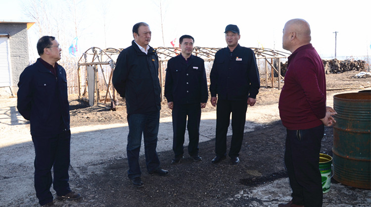 閆宏光在克一河林業局微波站查看通訊狀況，叮囑工作人員要保障通訊暢通，發揮“耳朵”的作用.JPG