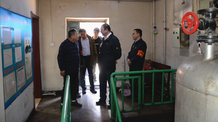 在嶺南火車站，閆宏光實(shí)地了解爐灰處置、滅火機(jī)具配備和鐵路施工作業(yè)等情況，強(qiáng)調(diào)林業(yè)各單位要與鐵路部門加強(qiáng)溝通對(duì)接配合，將各項(xiàng)防火措施認(rèn)真落實(shí)到位.JPG