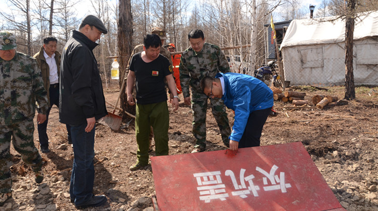 在深山里的敖魯古雅馴鹿養殖場，閆宏光認真查看各項防火措施，叮囑養殖場負責人一定要高度重視森林防火工作，守護好綠色家園.JPG