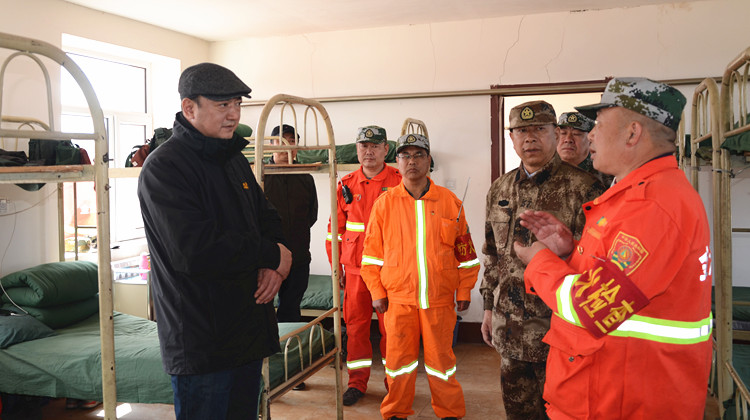 在金林林場，閆宏光走進林業局靠前駐防隊員和林場快速撲火隊員宿舍，查看隊員生活條件，了解隊員日常訓練和車輛裝備情況.JPG