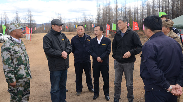 在阿龍山林業局駐汗馬保護區靠前駐防站，閆宏光聽取保護區防火工作情況，現場調度特種運兵車輛前來靠前駐防.JPG