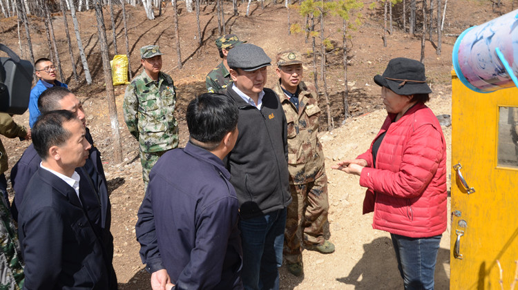 在阿龍山林業局阿北林場一岔馴鹿養殖點，閆宏光實地查看防火措施，強調要從與社會聯動的角度，支持獵民點防火工作，共同保護好生態家園.JPG