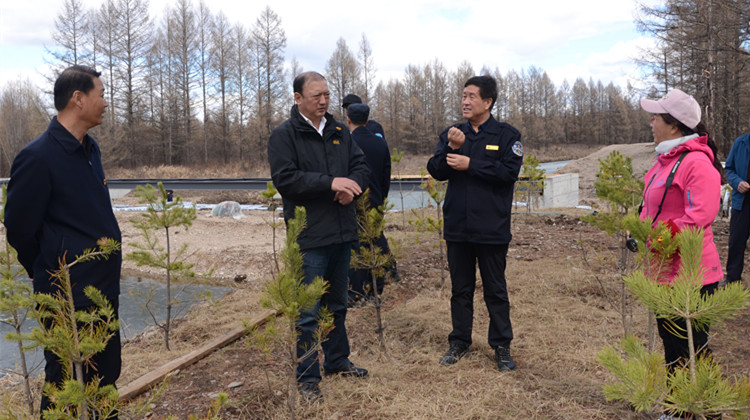 在滿歸貝爾茨河國家濕地公園，閆宏光查看建設情況，指出要加強與科研院校交流合作，借助外腦開展好科研監測、科普宣教等工作.JPG