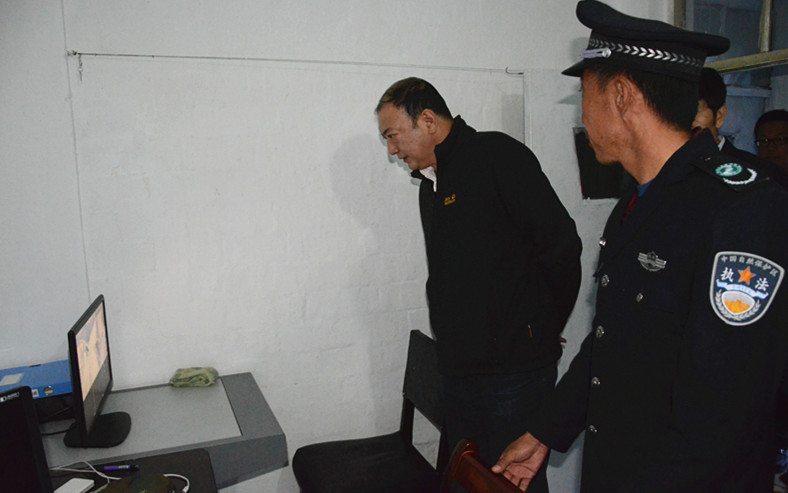 在莫爾道嘎林業局128防火外站，閆宏光查看額爾古納保護區安裝在這里的視頻監控，強調要看住各溝口、路口，確保保護區生態安全.JPG