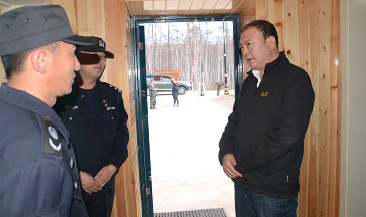 在北部原始林區哈達管護站，閆宏光與管護站工作人員和森林公安民警親切交談，指出要發揮與森林公安一同辦公的優勢，切實落實好管護站綜合職能.JPG