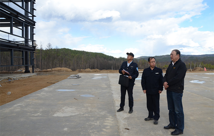 閆宏光在北部原始林區實地查看永安山駐防基地建設進展情況.JPG