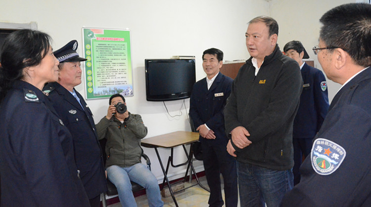 在額爾古納保護區白樺林檢查站，閆宏光詳細了解“夫妻檢查站”運行和各項工作開情況展.JPG