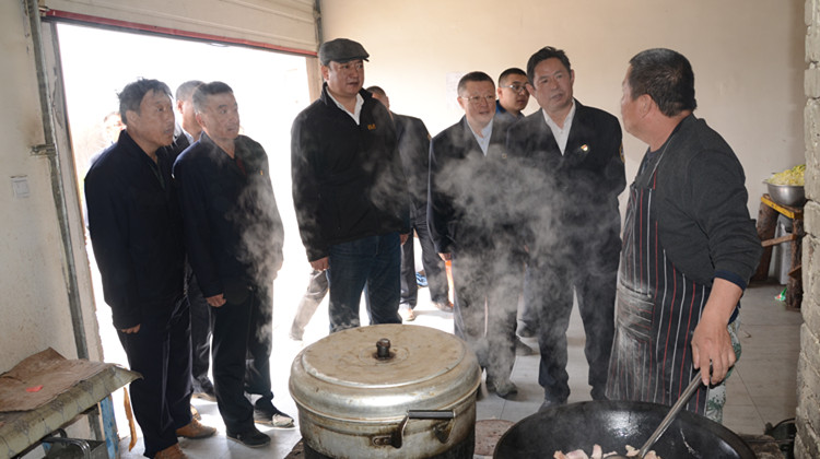 閆宏光十分關(guān)心基層集中食宿的撲火隊(duì)員生活條件，在得耳布爾林業(yè)局吉源林場(chǎng)，閆宏光走進(jìn)廚房，查看隊(duì)員伙食.JPG