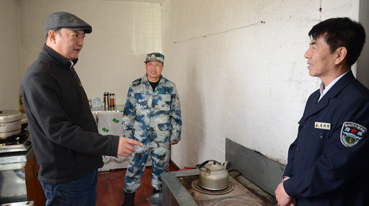 在莫爾道嘎林業(yè)局長(zhǎng)青瞭望塔，閆宏光查看塔房基礎(chǔ)設(shè)施，關(guān)切地詢問(wèn)避險(xiǎn)自救裝備、藥箱等是否配備齊全，要求為瞭望員工作生活做好保障.JPG