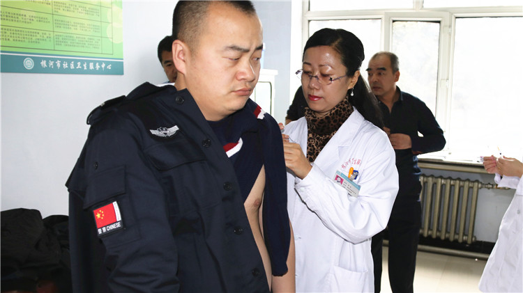 根河森林公安局為民警接種森林腦炎疫苗.JPG