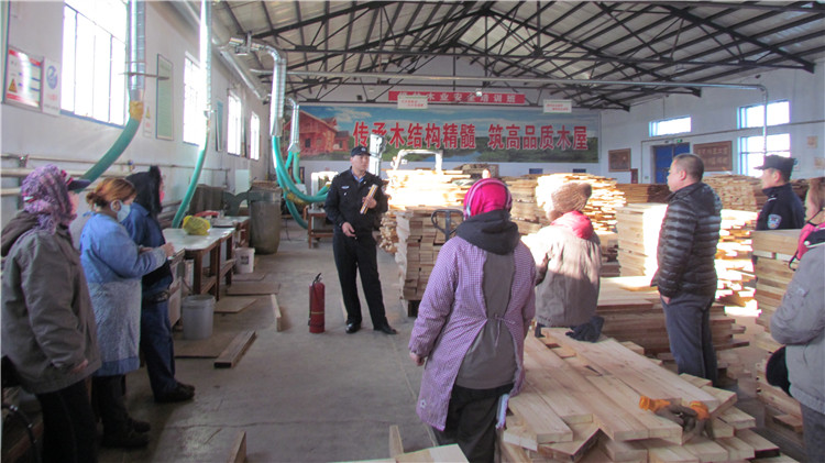 根河森林公安局第二派出所加強“技防”不忘“人防”警鐘長鳴防患于未然 (3).jpg