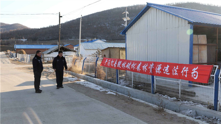 畢拉河森林公安局懸掛宣傳條幅，營造保護森林資源和諧氛圍.jpg