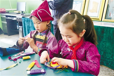 陳旗民族小學(xué)開設(shè)民族服飾制作特色課。.jpg