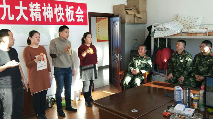 阿里河林業局黨委快板宣傳小分隊在奎源林場職工宿舍進行宣講十九大精神.jpg