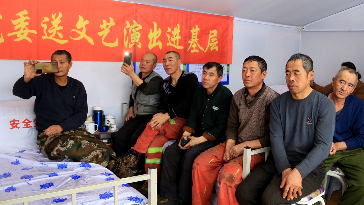 莫爾道嘎森工公司黨委開展送文藝演出進基層活動 (2)_副本.jpg