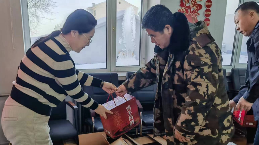 圖里河森工公司工會為一線職工發(fā)放 森工集團(tuán)紅十字會應(yīng)急救助物資 (1).jpg