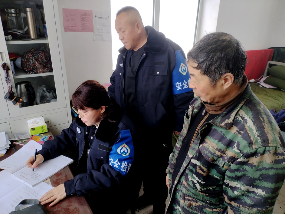吉文森工公司安委辦工作組深入生產一線開展安全檢查 (8).jpg