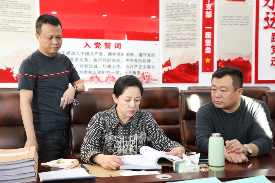 森工集團(tuán)全面從嚴(yán)治黨 黨風(fēng)廉政建設(shè)和反腐敗工作第四考核組到伊圖里河林業(yè)有限公司開展年度考核工作1.jpg