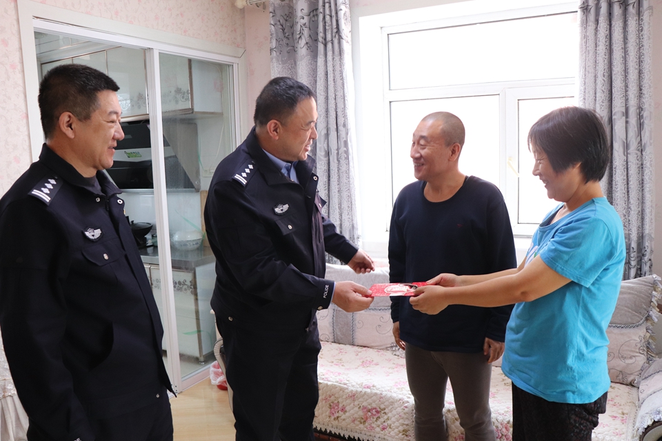 甘河分局開展中國人民警察節走訪慰問活動.jpg