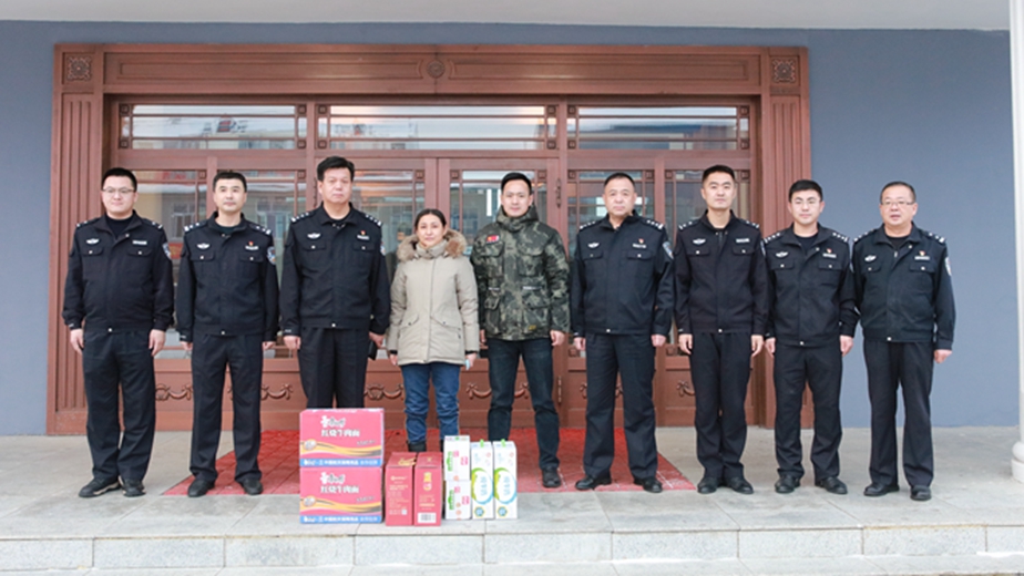 甘河鎮(zhèn)人民政府和中國(guó)聯(lián)通支局到甘河分局進(jìn)行慰問(wèn)活動(dòng).jpg