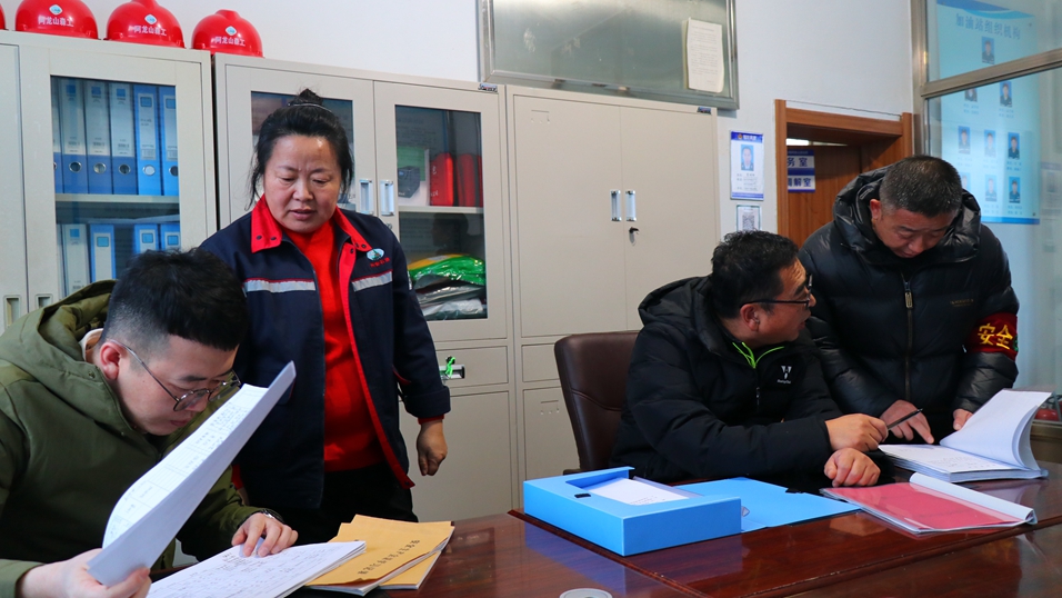 森工集團年度安全生產考核工作組到阿龍山森工公司督導檢查安全生產工作.JPG
