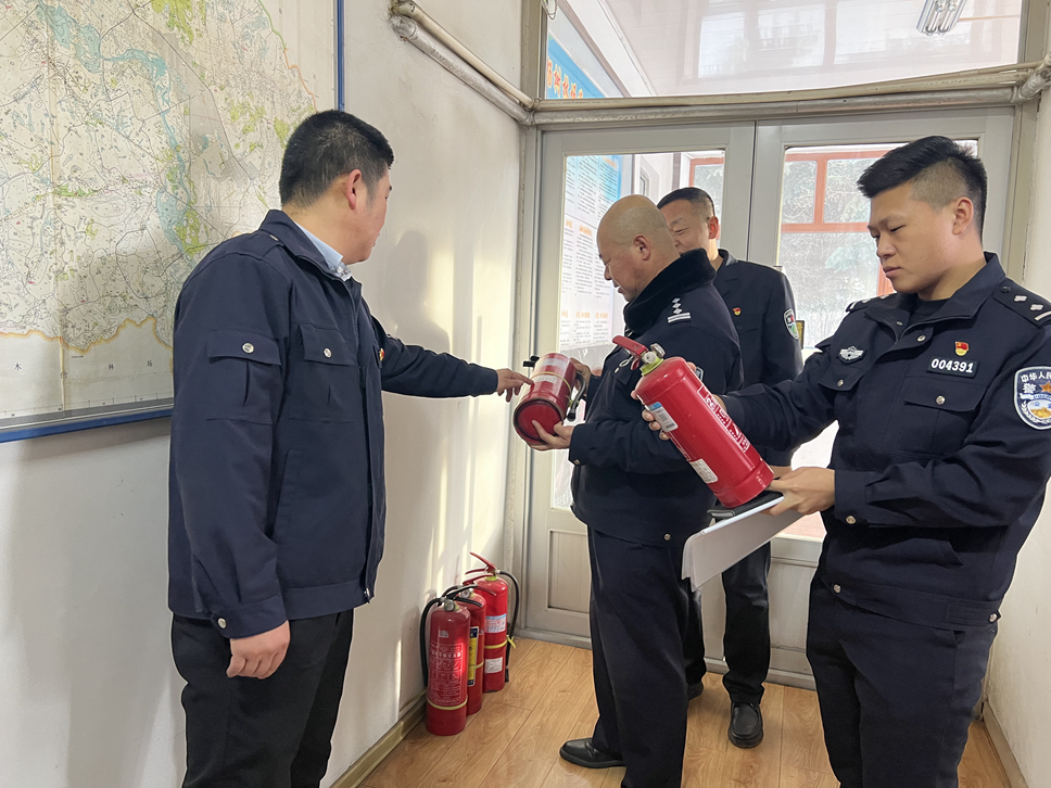 大楊樹林業(yè)有限公司大楊樹林場聯(lián)合奎中派出所開展春節(jié)前安全生產(chǎn)大檢查.jpg