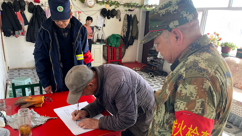 阿里河森工公司阿南林場(chǎng)開(kāi)展簽訂“一戶(hù)一保防火責(zé)任書(shū)”工作 拷貝.jpg