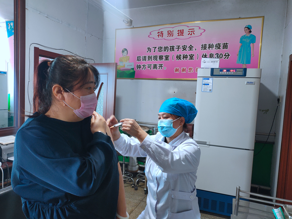 滿歸森工公司開展森林腦炎滅活疫苗接種工作_副本.jpg