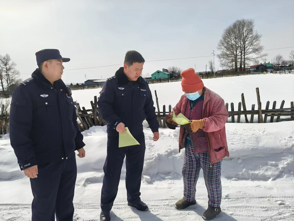 內蒙古大興安嶺森林公安局烏爾旗漢分局五九派出所  筑牢森林“防火墻” (1)_副本.jpg