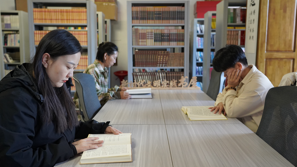 克一河森工公司新時代文明實踐書屋掛牌成立 王歡攝_副本.jpg