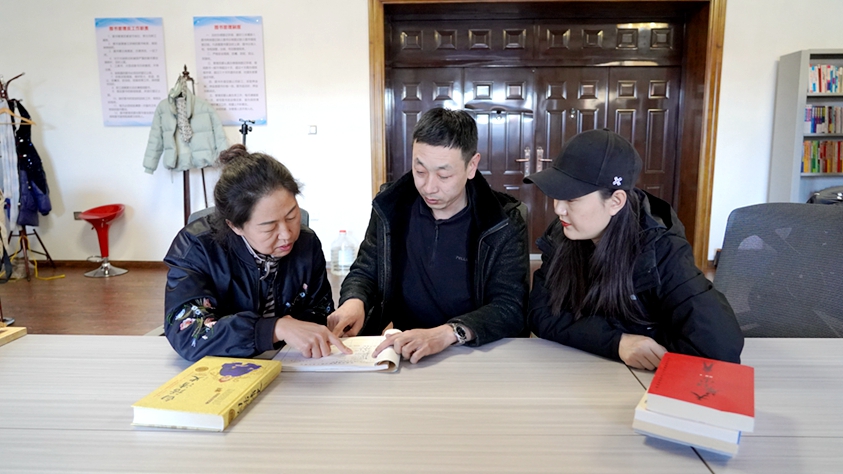 克一河森工公司開展圖書自查行動 圖為工作人員檢查借閱冊 王歡 佟嬈 攝_副本.jpg