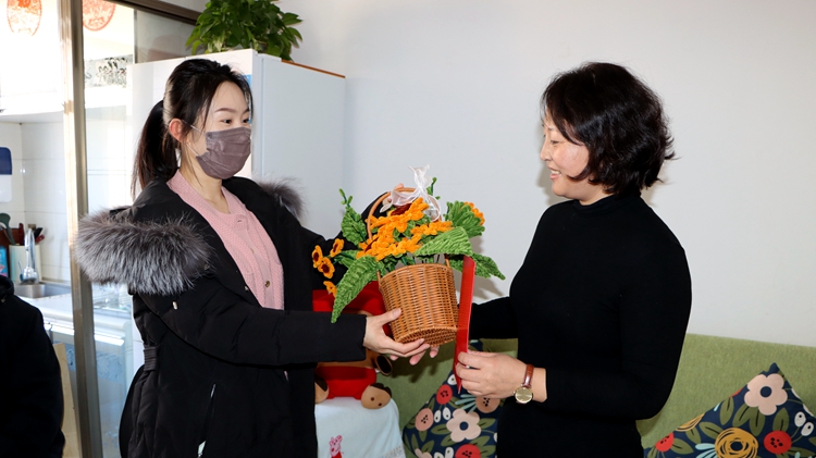 綽爾森工公司工會走訪慰問困難女職工 (2)_副本.jpg