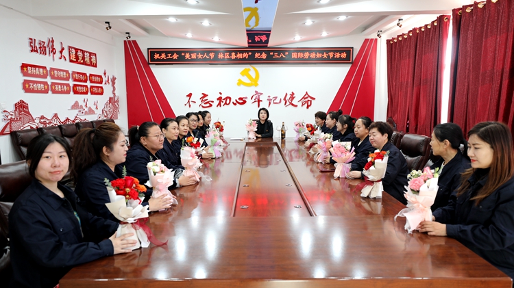 伊圖里河林業(yè)有限公司機(jī)關(guān)工會(huì)開(kāi)展“美麗女人節(jié) 林區(qū)喜相約”活動(dòng)1_副本.jpg