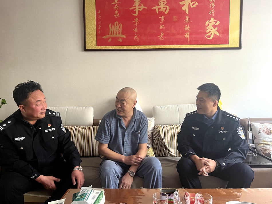 庫都爾分局開展慰問退休民警活動.jpg