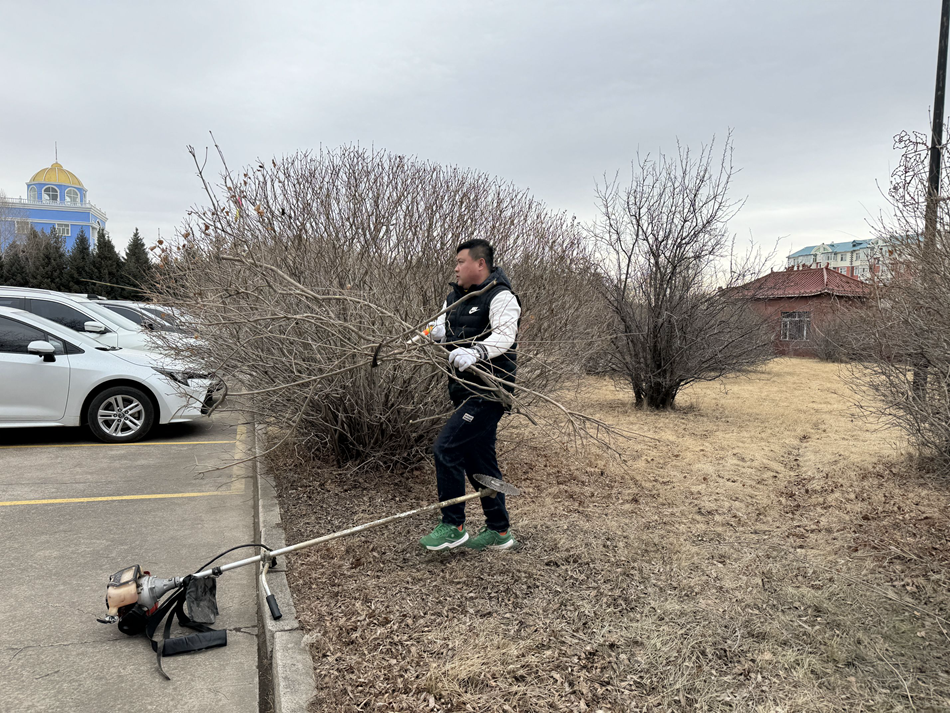 畢拉河林業有限公司綜合服務處開展公司院內大清掃活動.png