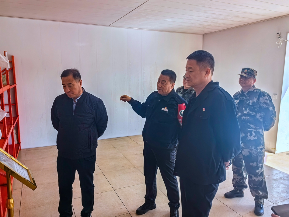 圖里河森工公司林長(zhǎng)深入生態(tài)功能區(qū)督導(dǎo)檢查森林防滅火工作 (3).jpg