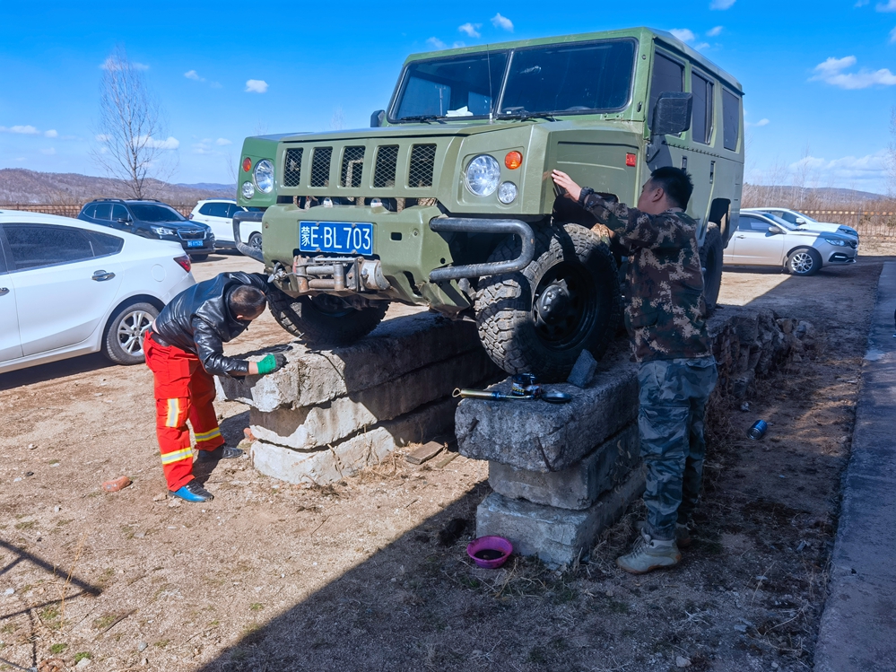 畢拉河林業有限公司大二溝林場對車輛進行全面維護保養 (2).jpg