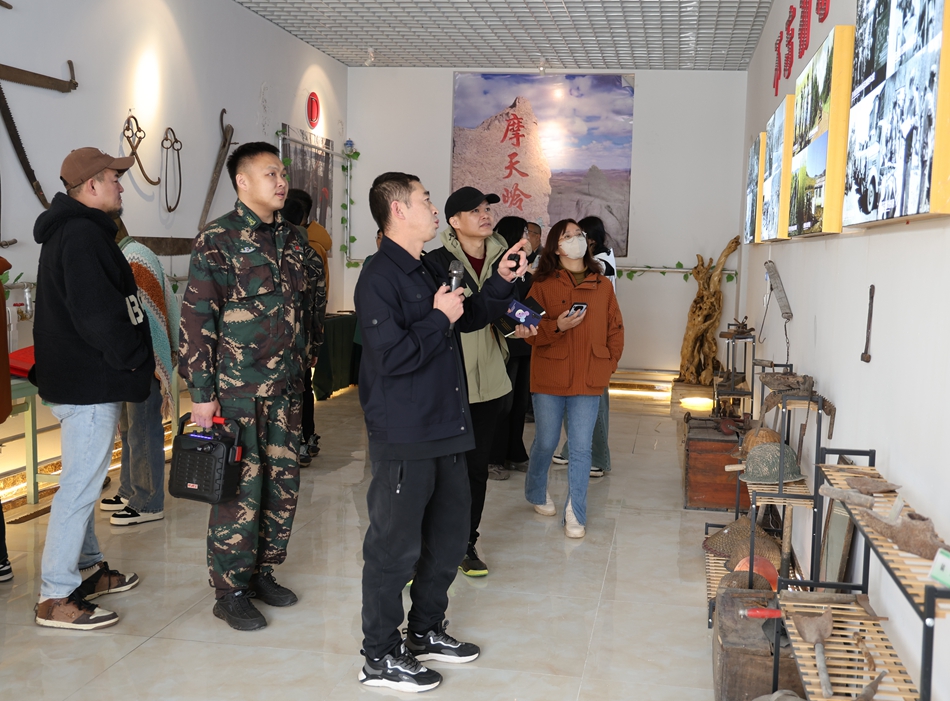 內蒙古大興安嶺旅游有限責任公司和各旅游企業到綽源森工公司考察踩線 (2).JPG