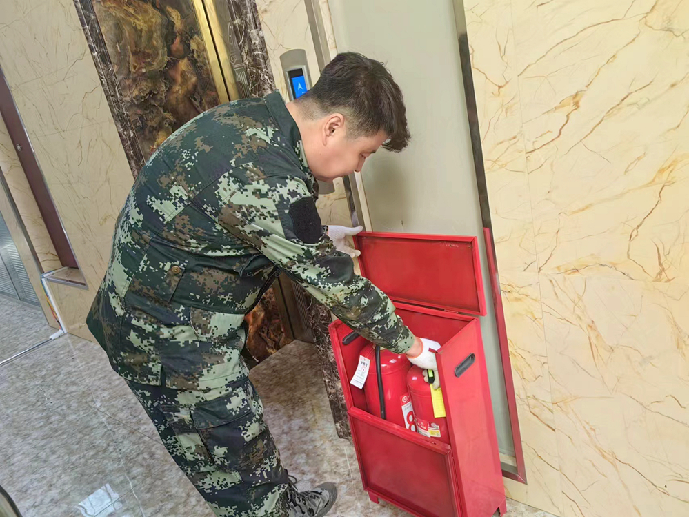 畢拉河林業有限公司達爾濱湖林場：排查更換滅火器 筑牢安全防護網.jpg