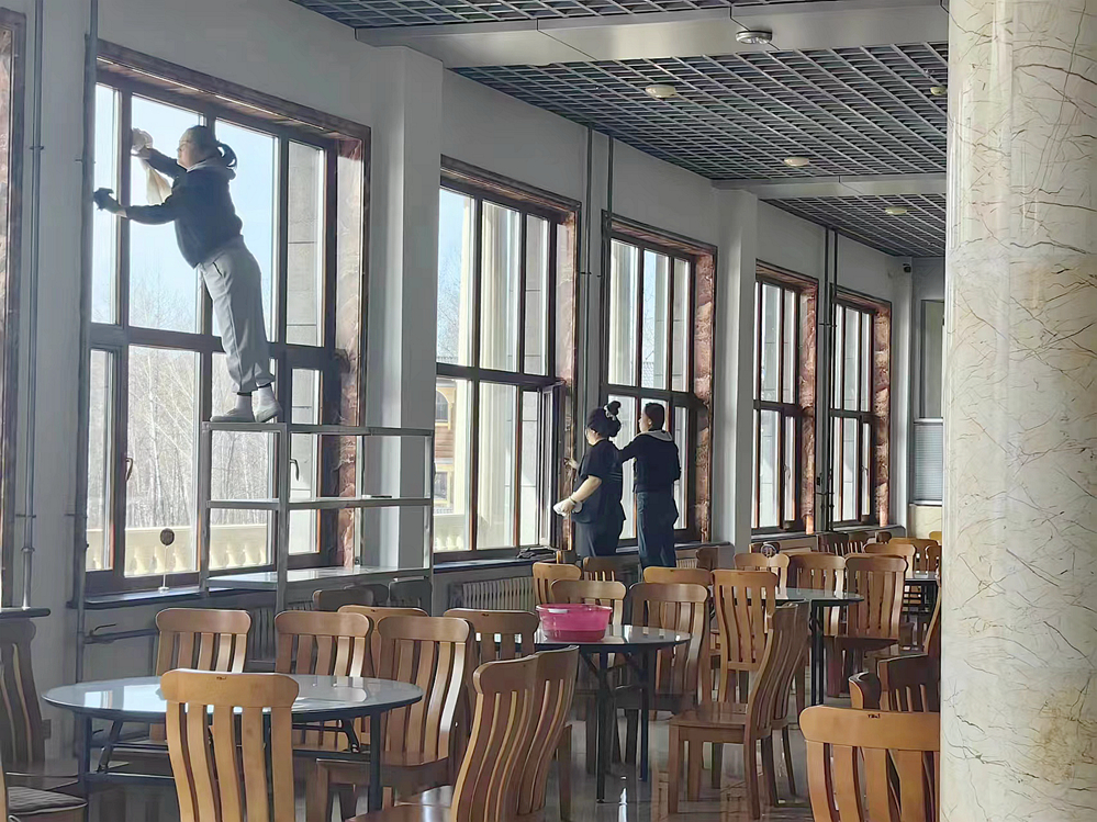 畢拉河林業有限公司達爾濱湖林場積極開展愛國衛生月活動.jpg