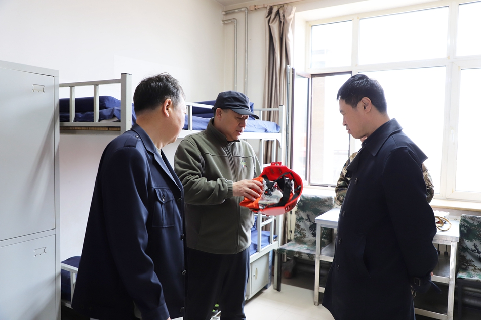 畢拉河林業有限公司黨政領導以“四不兩直”方式深入基層單位督導檢查 (2).JPG