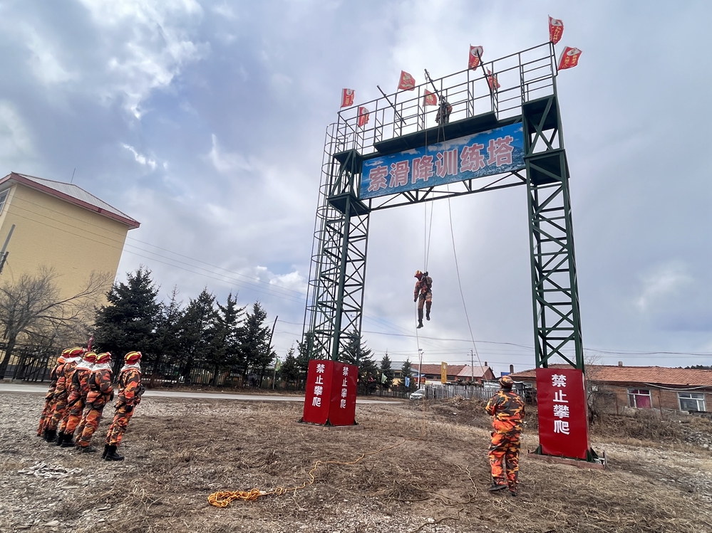 克一河森工公司防火辦（應急事務處）航空特勤隊進行索滑降訓練.jpg