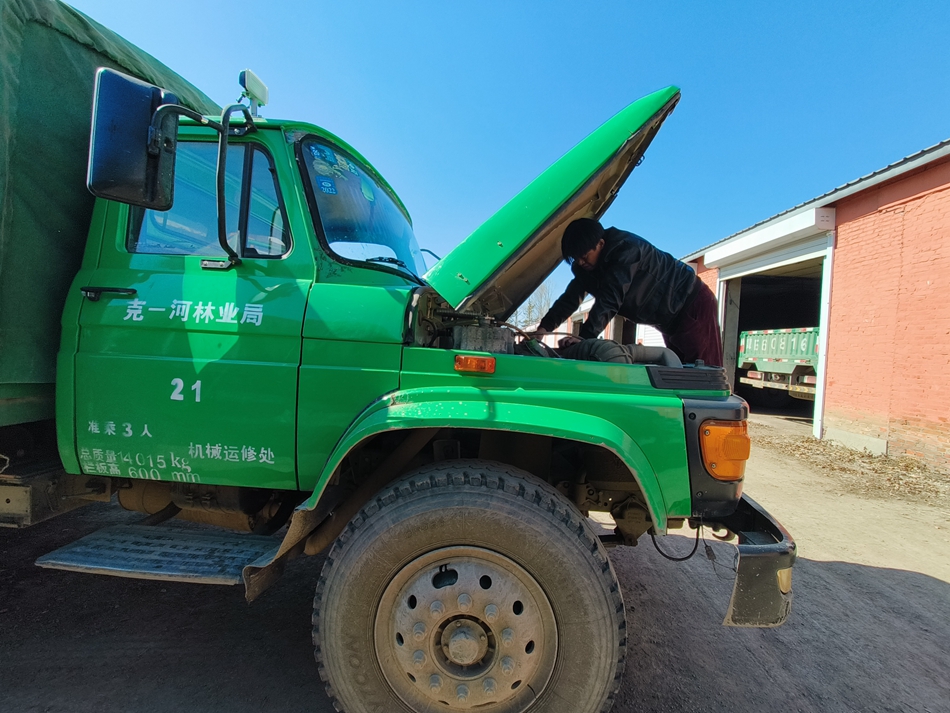 克一河森工公司莫冷格林場（機械運修處）維護防火運兵車輛 (2).jpg