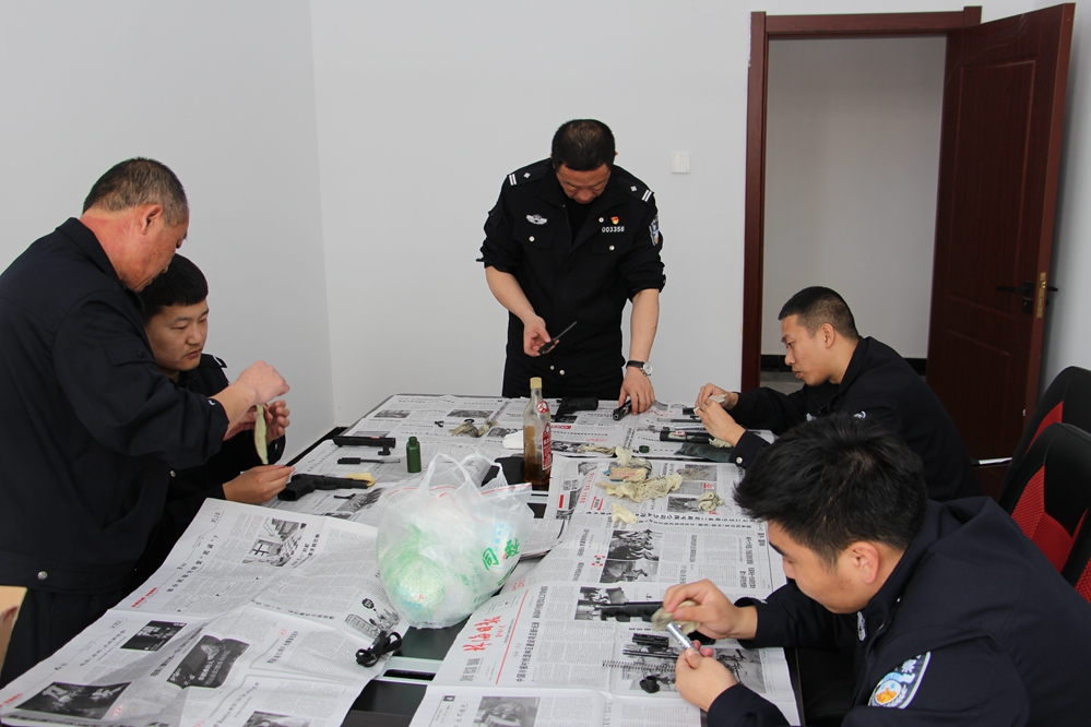 內(nèi)蒙古大興安嶺森林公安局綽源分局組織開展公務(wù)用槍保養(yǎng)工作.JPG