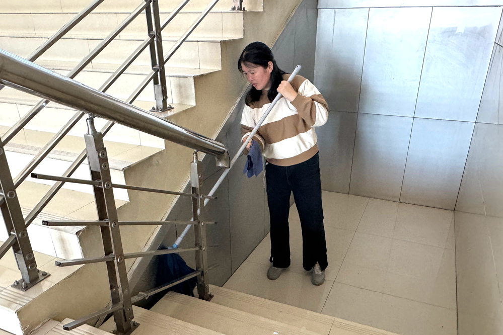 畢拉河林業有限公司綜合服務處開展“愛國衛生月”環境衛生整治活動.jpg