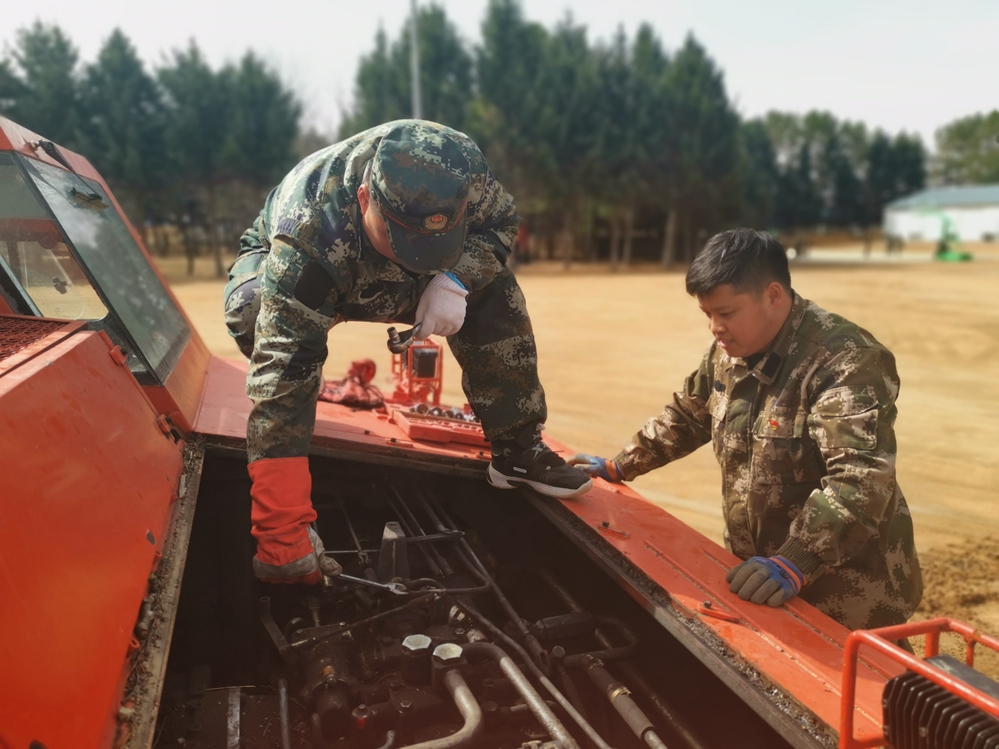 畢拉河林業有限公司應急事務處對裝甲車進行維護保養.jpg